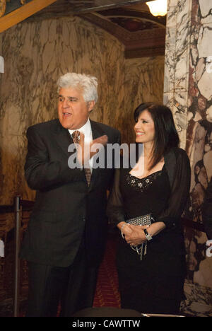 28 avril 2012 - Chicago, Illinois, États-Unis - Jay Leno kids avec Connie Hugdahl qui fait don d'une moto Harley avec mari, Doug, président-directeur général de Lighsource Unlimited et partisan de longue date OMNi. Leno est à Chicago pour effectuer 'une soirée de rires avec Jay Leno' au profit de la jeunesse d'OMNI Banque D'Images