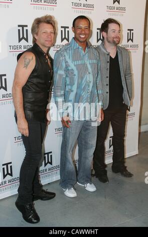 Jon Bon Jovi, Tiger Woods, David Cook présents pour Tiger Jam 2012, Mandalay Bay Events Center, Las Vegas, NV le 28 avril 2012. Photo par : James Atoa/Everett Collection Banque D'Images