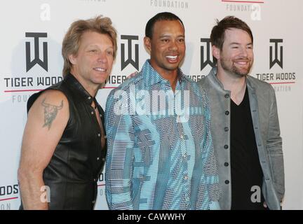 Jon Bon Jovi, Tiger Woods, David Cook présents pour Tiger Jam 2012, Mandalay Bay Events Center, Las Vegas, NV le 28 avril 2012. Photo par : James Atoa/Everett Collection Banque D'Images