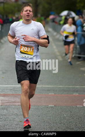 Malgré les températures froides, fortes pluies et vents forts, plus de 8 000 personnes ont pris part à la marathon de Manchester, dans le nord-ouest de l'Angleterre le dimanche 29 avril 2012. Banque D'Images