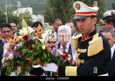 Le 4 janvier 2008 - La Tunisie, Tunisie - Le président palestinien, Mahmoud Abbas (Abou Mazen), dépose une gerbe de fleurs au Monument aux martyrs de l'attaque israélienne dans le Hamam al shat de Tunisie, à Tunis, le 29 avril 2012. Photo par Thaer Ganaim (crédit Image : ©  Apaimages Thaer Ganaim Images/APA/ZUM Banque D'Images