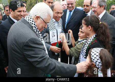 Le 4 janvier 2008 - La Tunisie, Tunisie - Le président palestinien, Mahmoud Abbas (Abou Mazen), dépose une gerbe de fleurs au Monument aux martyrs de l'attaque israélienne dans le Hamam al shat de Tunisie, à Tunis, le 29 avril 2012. Photo par Thaer Ganaim (crédit Image : ©  Apaimages Thaer Ganaim Images/APA/ZUM Banque D'Images