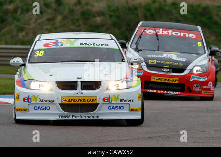 2.04.2012 Thruxton, Tom Onslow-Cole conduisant le ebay motors BMW 320i E90 en action au cours du samedi dans la qualification humide 2012 British Touring Car Championship. Banque D'Images