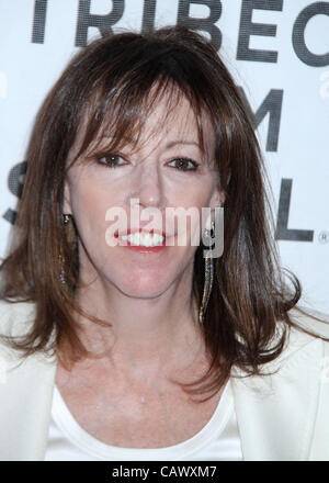 28 avril 2012 - New York, New York, États-Unis - Tribeca Film Festival co-fondateur JANE ROSENTHAL assiste à la première de New York 'The Avengers' qui s'est tenue au cours de la soirée de clôture du Festival du film de Tribeca. (Crédit Image : © Kaszerman ZUMAPRESS.com)/Nancy Banque D'Images