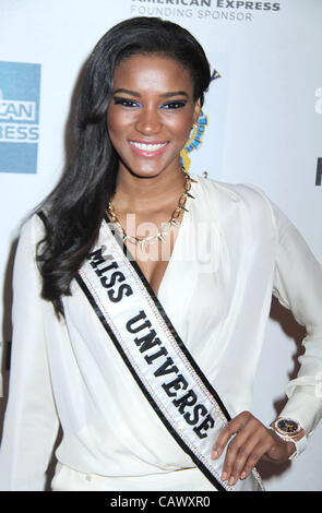 28 avril 2012 - New York, New York, États-Unis - Miss Univers LEILA LOPES assiste à la première de New York 'The Avengers' qui s'est tenue au cours de la soirée de clôture du Festival du film de Tribeca. (Crédit Image : © Kaszerman ZUMAPRESS.com)/Nancy Banque D'Images