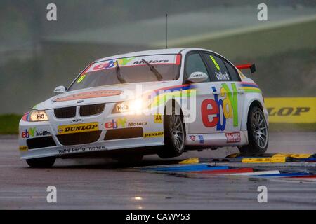 29.04.2012 Thruxton, Angleterre. Rob Collard dans son eBay Motors BMW 320si E90 (S2000  + CTGN moteur) en action au cours de séries 7, 8 et 9 de la Dunlop'La réunion de courses à Thruxton. Banque D'Images