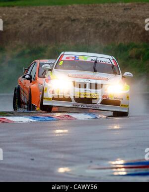 29.04.2012 Thruxton, Angleterre. Rob Collard dans son eBay Motors BMW 320si E90 (S2000  + CTGN moteur) en action au cours de séries 7, 8 et 9 de la Dunlop'La réunion de courses à Thruxton. Banque D'Images