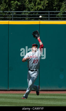 CLEVELAND, Ohio USA - AVRIL 29 : Los Angeles Angels champ centre Mike Fontaine (27) fait une jouer au Progressive Field de Cleveland, Ohio, USA le Dimanche, Avril 29, 2012. Banque D'Images