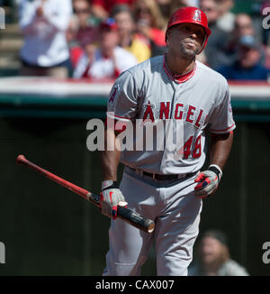 CLEVELAND, Ohio USA - AVRIL 29 : Los Angeles Angels Torii Hunter droit fielder (48) frappe dehors pour mettre fin au jeu au Progressive Field de Cleveland, Ohio, USA le Dimanche, Avril 29, 2012. Banque D'Images