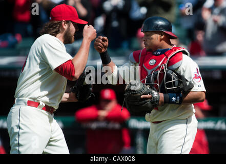 CLEVELAND, Ohio USA - 29 avril : les Indians de Cleveland lanceur droitier Chris Perez (54) et les Indians de Cleveland catcher Carlos Santana (41) célébrer les Indiens de 4-0 contre les Angels de Los Angeles au Progressive Field de Cleveland, Ohio, USA le Dimanche, Avril 29, 2012. Banque D'Images