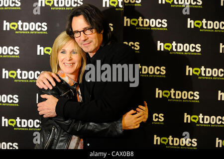 Avril 29, 2012 - Toronto, Canada - L'auteur-compositeur australien Rick Springfield et directeur Sylvia Caminer arrive au cinéma Bloor HotDocs à Toronto le 29 avril 2012 pour la première de "une affaire de Cœur' premiere arrivée à l'édition 2012 du Festival International du Documentaire. (Rsd/N8 Banque D'Images