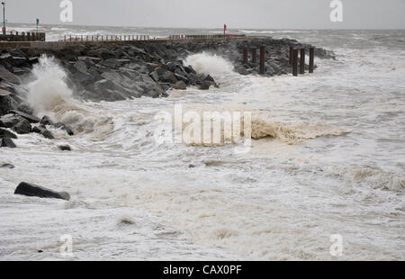 Une mer continuent d'buffet la côte sud de l'Angleterre, Royaume-Uni. Les vagues déferlent contre les défenses de la mer à West Bay, Dorset, le lundi 30 avril 2012 Banque D'Images