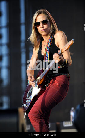 Apr 29, 2012 - Indio, California, USA - Musicien Sheryl Crow se produit sur scène dans le cadre de la diligence 2012 California's Country Music Festival qui aura lieu à l'Empire Polo Field. Les trois jours du festival permettra d'attirer des milliers de fans pour voir une variété d'artiste sur trois étapes. C Banque D'Images