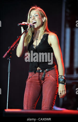 Apr 29, 2012 - Indio, California, USA - Musicien Sheryl Crow se produit sur scène dans le cadre de la diligence 2012 California's Country Music Festival qui aura lieu à l'Empire Polo Field. Les trois jours du festival permettra d'attirer des milliers de fans pour voir une variété d'artiste sur trois étapes. C Banque D'Images