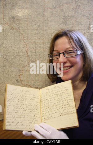 Sarah Chubb, gestionnaire au bureau des documents du Conseil du comté de Derbyshire, avec Clara Palmer-Morewood fiche du livre montrant la plus ancienne recette Pudding Bakewell, Derbyshire, Royaume-Uni Banque D'Images