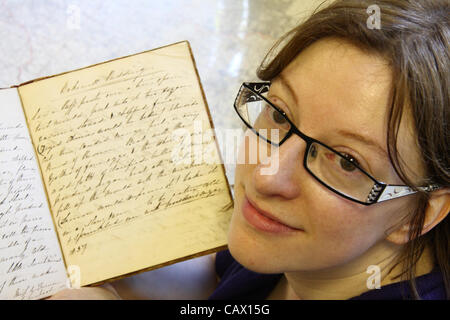 Sarah Chubb, Gestionnaire, Derbyshire avec Clara l'Palmer-Morewood fiche livre montrant plus ancien connu Bakewell Pudding destinat Banque D'Images