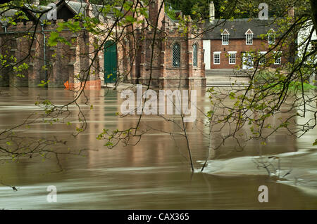 Musée de la rivière de Ironbridge est menacée par la montée des eaux d'inondation après la pluie torrentielle Banque D'Images
