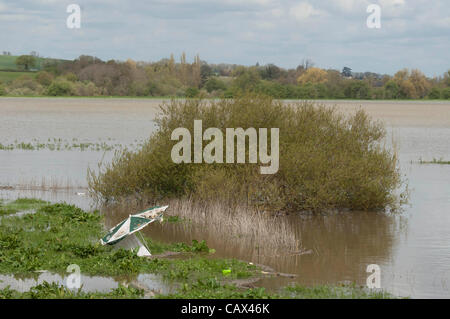 Tewkesbury- UK - 30 avril 2012 - jardin de bière flottant parapluie à la montée d'eau de l'inondation à Tewkesbury, Royaume-Uni après de fortes pluies. Banque D'Images