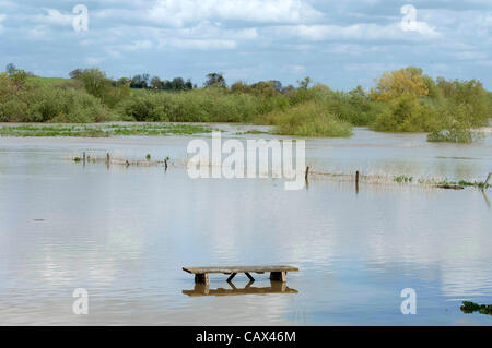 Tewkesbury- UK - 30 avril 2012 - tables de pique-nique au bord de la rivière inondée à Tewkesbury, Royaume-Uni après de fortes pluies. Banque D'Images