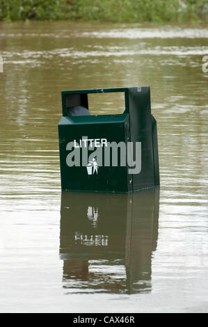 Tewkesbury- UK - 30 avril 2012 - bac de litière sous eau pendant l'inondation à Tewkesbury, Royaume-Uni après de fortes pluies. Banque D'Images