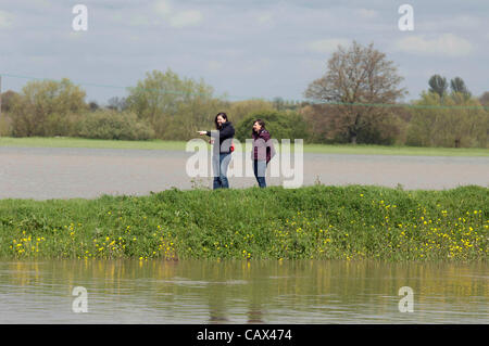 Tewkesbury- UK - 30 avril 2012 - Les filles à la recherche au champs inondés près du centre de Tewkesbury, Royaume-Uni après de fortes pluies. Banque D'Images