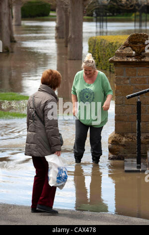 Tewkesbury- UK - 30 avril 2012 - femme faisant son chemin à travers la crue des eaux à Tewkesbury, Royaume-Uni après de fortes pluies. Banque D'Images