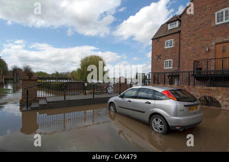 Tewkesbury- UK - 30 avril 2012 - Ford Focus à l'extérieur d'une propriété riveraine à Tewkesbury, Royaume-Uni après de fortes pluies. Banque D'Images