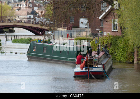 Tewkesbury- UK - 30 avril 2012 - bateaux du Canal le long du chemin de halage inondés à Tewkesbury, Royaume-Uni après de fortes pluies. Banque D'Images