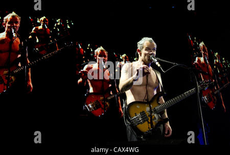 30 avril 2012 - Ottawa, Ontario, Canada - Flea, le bassiste du groupe Red Hot Chili Peppers, il se produit au cours de leur 'je suis avec vous", à la Place Banque Scotia à Ottawa, Canada le 30 avril 2012. (Crédit Image : © Sellehuddin ZUMAPRESS.com)/Kamal Banque D'Images