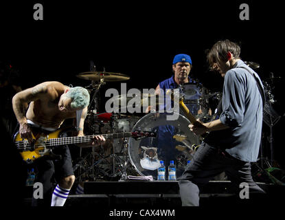 30 avril 2012 - Ottawa, Ontario, Canada - à partir de la gauche : Flea, Chad Smith et Josh Klinghoffer du groupe Red Hot Chili Peppers effectue en direct durant leur Je suis avec vous - tour à la Place Banque Scotia à Ottawa, Canada le 30 avril 2012. (Crédit Image : © Sellehuddin ZUMAPRESS.com)/Kamal Banque D'Images