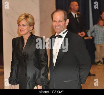 28 avril 2012 - Washington, District of Columbia, États-Unis - l'ancien gouverneur de New York ELLIOT SPITZER, et ancien gouverneur du Michigan, JENNIFER GRANHOLM lors d'arrivées tapis rouge à la Maison Blanche Correspondents Association Dîner à l'hôtel Hilton. (Crédit Image : © Tina Fultz/ZUMAPRESS.com) Banque D'Images