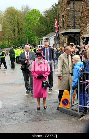 Mardi 1er mai 2012. La visite de la reine Elizabeth, Sherborne Dorset, UK sur sa tournée de SW Angleterre pendant son année de jubilé avec son époux, le prince Phillip. Banque D'Images