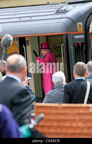 Mardi 1er mai 2012. La visite de la reine Elizabeth, Sherborne Dorset, UK sur sa tournée de SW Angleterre pendant son année de jubilé avec son époux, le prince Phillip. Banque D'Images