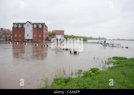 Moulin de l'abbaye - Le personnage de 'Abel Fletcher's Mill' dans le roman de Dinah Craik 'John Halifax, Gentleman - est entouré par les eaux de crue de la rivière Severn et Avon. Photo : Graham M. Lawrence/Alamy News. Banque D'Images