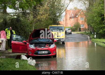 Le 1er mai 2012, Senlis, Essex, Royaume-Uni. Ventilés voitures en crue. La pluie torrentielle a conduit à des inondations locales qui a empiré même si la pluie s'est arrêtée en raison d'eaux de ruissellement des champs environnants. Banque D'Images