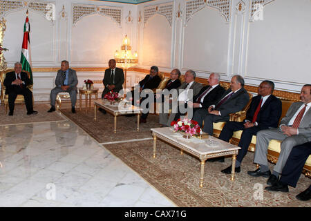 5 janvier 2008 - La Tunisie, Tunisie - Le président palestinien, Mahmoud Abbas (Abou Mazen) rencontre avec ambassadorsi arabe en Tunisie, le 30 avril 2012. Photo par Thaer Ganaim (crédit Image : ©  Apaimages Thaer Ganaim APA/Images/ZUMAPRESS.com) Banque D'Images