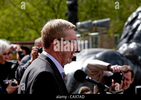 Londres, Royaume-Uni, 01/05/2012. Len McCluskey, secrétaire général du syndicat Unite, parlant à la foule des syndicalistes à Trafalgar Square à commémorer la Journée internationale du Travail le 1er mai. Banque D'Images