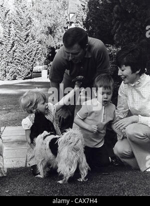 KEN BERRY avec son épouse Jackie Joseph , fils John Kenneth et sa fille ...