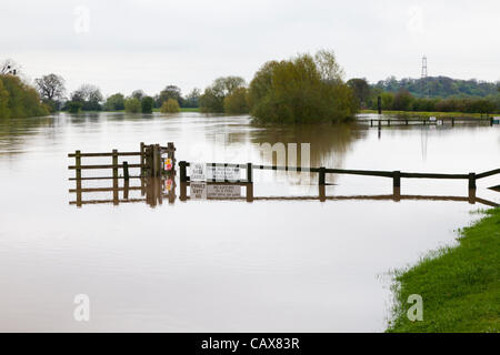 La rivière Severn a été inondée le 01 mai 2012 à Wainlode, dans l'Apperley, au sud de Tewkesbury, Gloucestershire, au Royaume-Uni Banque D'Images