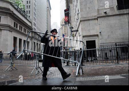 Le 1 mai 2012 - Manhattan, New York, États-Unis - La police se déplacer en place des barricades de métal à l'extérieur de la Bourse de New York sur l'avant d'Occupy Wall Street peut jour de protestation. (Crédit Image : © Bryan Smith/ZUMAPRESS.com) Banque D'Images