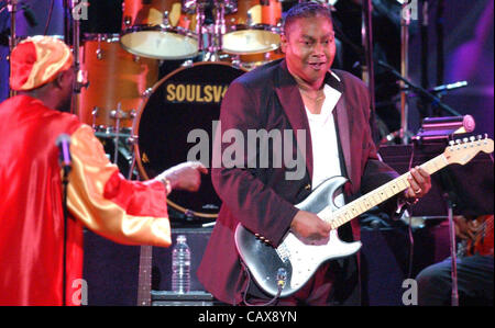 30 avril 2003 - Memphis, TN, États-Unis - 30 avril 2003 Dossier - Isaac Hayes (à gauche) et Charles ''Sauter'' Pitts effectuer au cours de l'âme vient à la maison Stax Concert à l'Orpheum Theatre. Musicien de longue date de Memphis et Stax Records vétéran Charles Ã'SkipÃ" Pitts - le guitariste connu pour sa signature wah-wah Banque D'Images