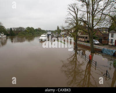 Upton sur Severn accolades à l'augmentation des niveaux de la rivière Severn après le récent record de pluie freinage Banque D'Images