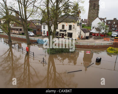 Upton sur Severn accolades à l'augmentation des niveaux de la rivière Severn après le récent record de pluie freinage Banque D'Images