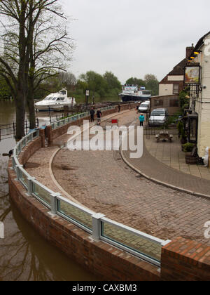 Upton sur Severn accolades à l'augmentation des niveaux de la rivière Severn après le récent record de pluie freinage Banque D'Images