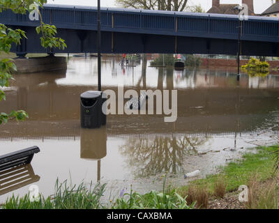 Upton sur Severn accolades à l'augmentation des niveaux de la rivière Severn après le récent record de pluie freinage Banque D'Images