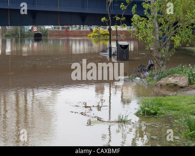 Upton sur Severn accolades à l'augmentation des niveaux de la rivière Severn après le récent record de pluie freinage Banque D'Images