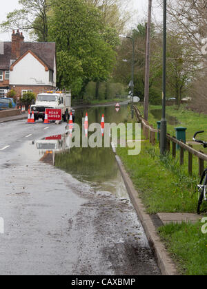 Upton sur Severn accolades à l'augmentation des niveaux de la rivière Severn après le récent record de pluie freinage Banque D'Images