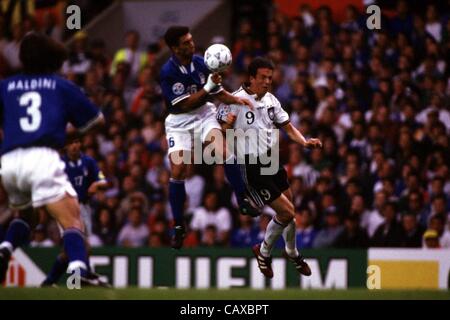 00.00.1996 L'Angleterre. Fredi Bobic et Roberto Di Matteo dans un défi difficile vu par Maldini de l'Italie. European Championships 1996, Italie/Allemagne, 0:0 joué en Angleterre. Banque D'Images