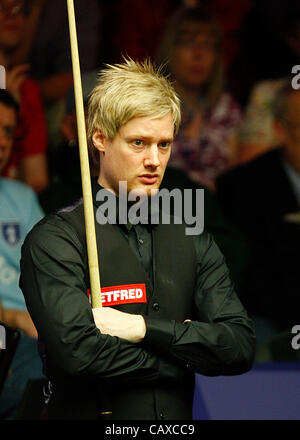 02.05.2012 - Neil Robertson en action contre Ronnie O'Sullivan, quart de finale des Championnats du monde de snooker Snooker au creuset, Sheffield (meilleur de 25 images, deuxième session) Banque D'Images