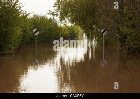 La signalisation routière submergé par l'eau des crues sur les coupes Road à Athelney, le 2 mai 2012. La route a été fermée en raison de la pluie continue qui a provoqué des inondations dans le Somerset Levels en dépit de la déclaration officielle de la sécheresse. Banque D'Images